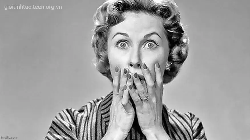 Biểu cảm sốc dáng ngồi thẫn thờ