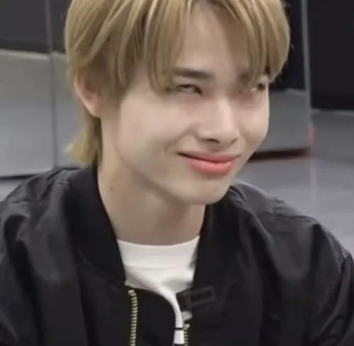 Hình meme vui với cười nhếch mép – phản ứng chuẩn dân mạng