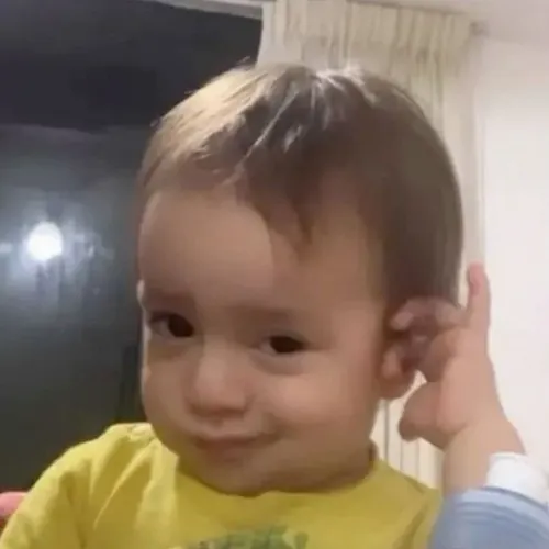 Meme cười nhếch môi viral TikTok: dùng ngay cho comment