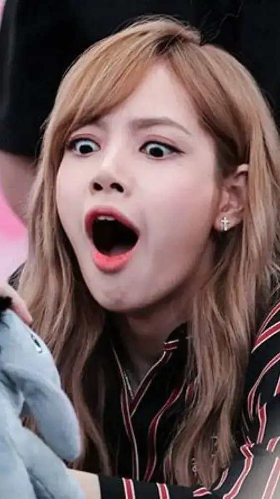 Meme hài miệng tròn to, biểu cảm không tin nổi