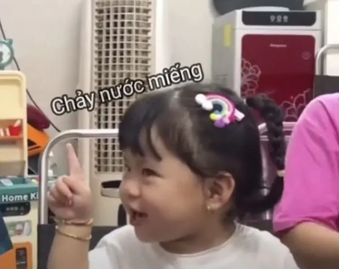 Meme vui chỉ tay chọc ghẹo trong khoảnh khắc thân mật bạn bè.