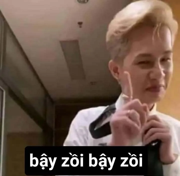 Ảnh chế ánh sáng gắt, khuôn mặt nghiêm nhưng đầy hóm hỉnh.