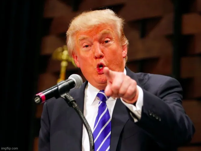 Meme hài chỉ tay tố cáo kịch tính giữa khung cảnh đời sống.