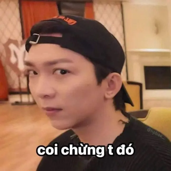 Ảnh vui người chỉ tay với nụ cười nhếch mép đầy tinh quái.