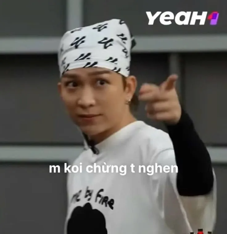 Meme vui hành động chỉ tay cảnh cáo nhẹ nhưng đầy duyên dáng.