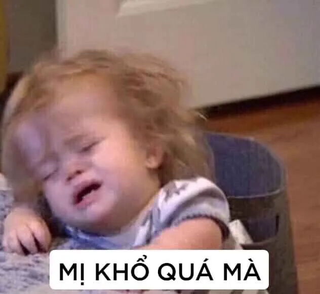 Bé gái khóc to nức nở, khuôn mặt phồng đỏ lựng.