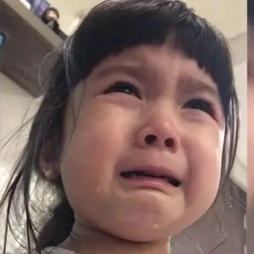 Hình troll bé con má phúng phính nhìn muốn cưng