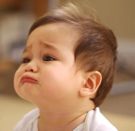 Bé trai khóc to lên, vừa bi thương vừa đáng yêu.