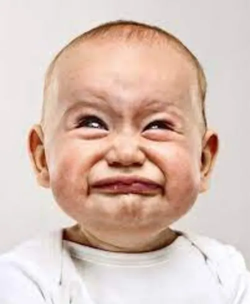 Bé trai khóc hài, biểu cảm ngộ nghĩnh khiến ai cũng cười.