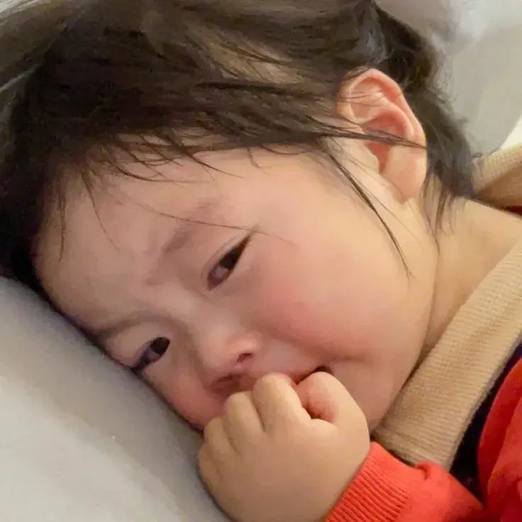 Bé gái khóc trong lòng, ôm gối run run nức nở.