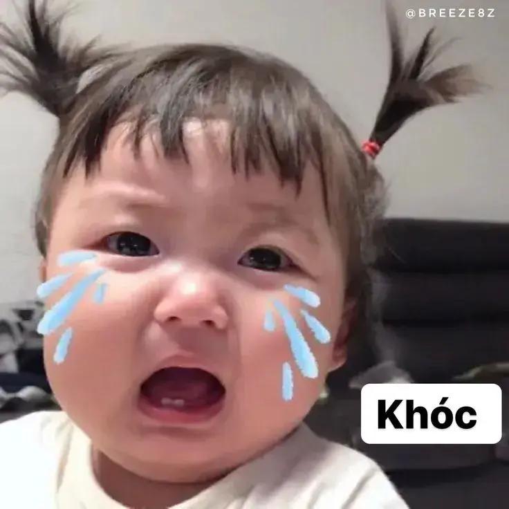 Bé gái khóc hết nước mắt, đôi mắt đỏ hoe tội nghiệp.