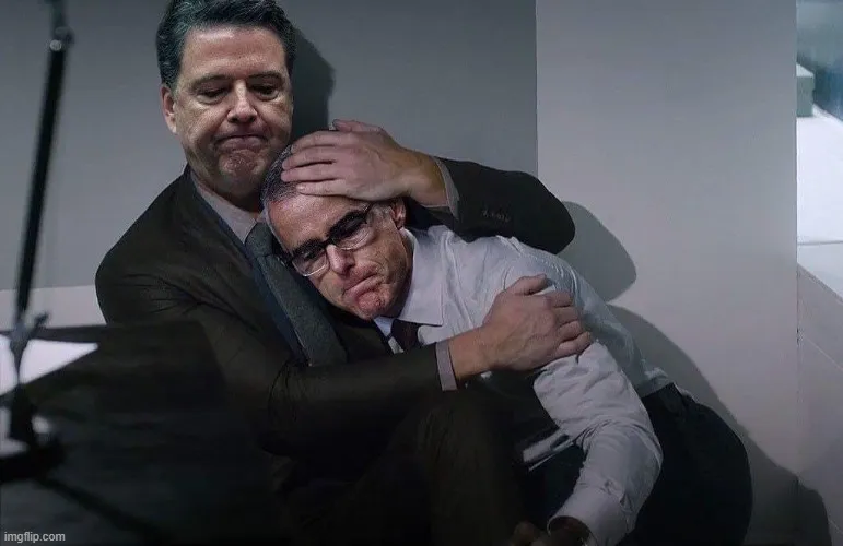 Khoảnh khắc xoa đầu chan chứa tình cảm vỗ về.