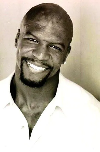 Người đàn ông da đen mỉm cười đầy ẩn ý khi thấy bạn nhắn tin sai người.