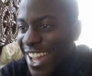 Người đàn ông da màu mỉm cười khẽ, kiểu “mình biết chuyện này lâu rồi”.