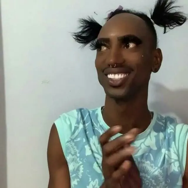 Chàng trai da ngăm nở nụ cười hiền sau màn troll thành công.