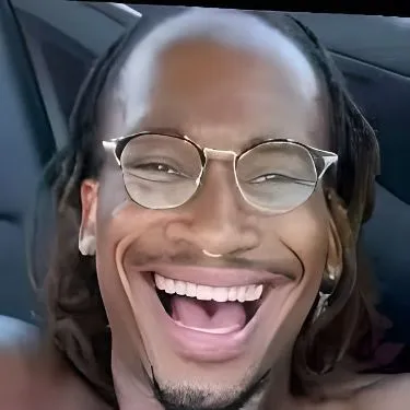 Người da màu cười tươi rạng rỡ như thể vừa đạt giải Oscar.