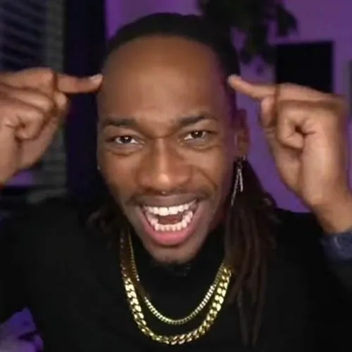 Anh chàng da đen bật nụ cười nhẹ khi nghe ai đó “flex” nhẹ.