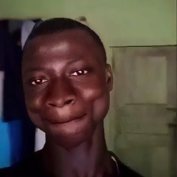 Ảnh anh da đen cười sảng khoái sau khi xem clip fail.