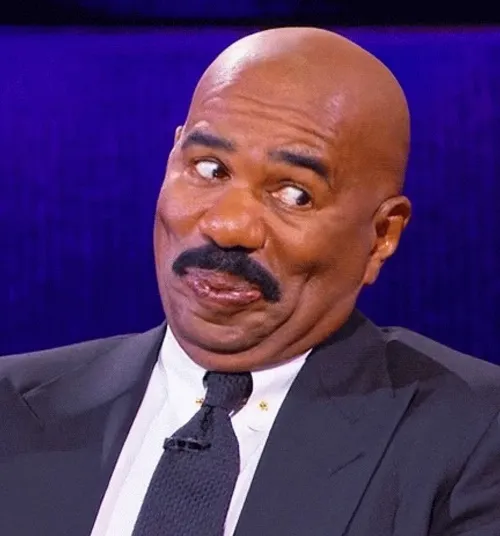 Anh da màu nở nụ cười bí ẩn, ánh mắt lấp lánh kiểu “tôi biết mà”.