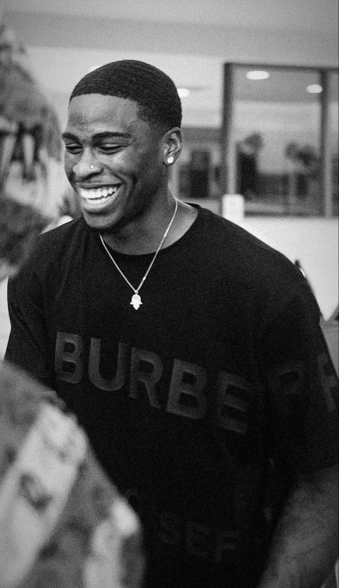 Ảnh anh da đen cười toe lúc ai đó “tự vả” chính mình.