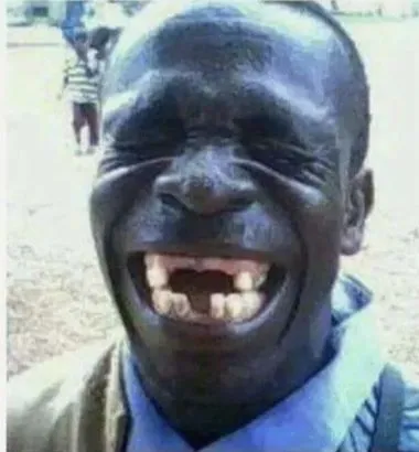 Ảnh anh da đen cười rạng rỡ giữa buổi tối mưa nhẹ.