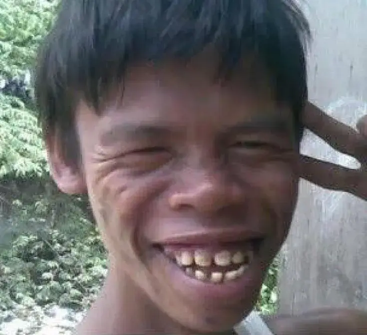 Anh da màu mỉm cười duyên khi nghe ai đó nhận lỗi trước.