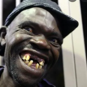 Người đàn ông da đen bật cười lớn giữa buổi tiệc sinh nhật.