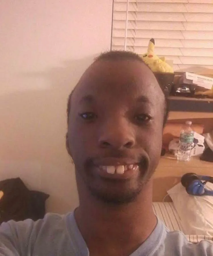 Chàng trai da đen mỉm cười lén khi bị tag vào bài chế.
