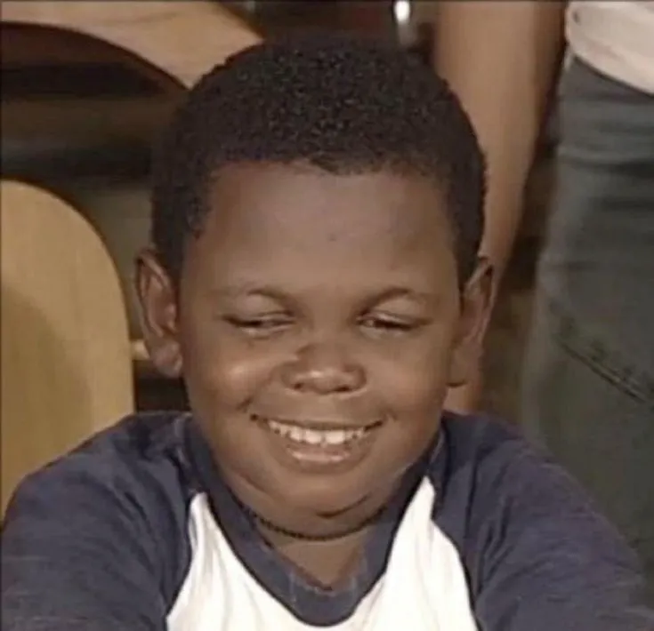 Ảnh anh da đen cười khẽ khi đọc lại tin nhắn cũ.