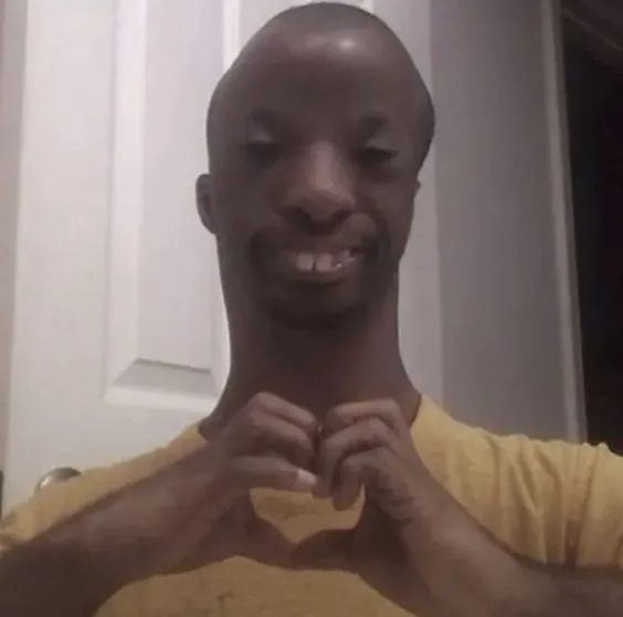 Meme anh da đen cười rạng ngời trong khung cảnh tiệc vui.