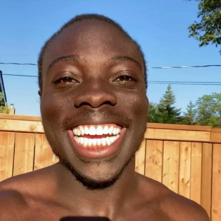 Anh chàng da ngăm mỉm cười kiểu “thôi bỏ đi, vui là được”.