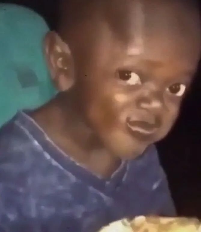 Anh chàng da ngăm nở nụ cười toe toét sau cú đùa trúng tim đen.