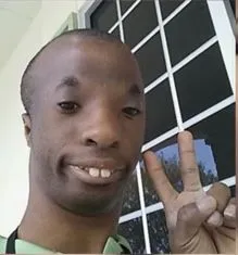 Ảnh anh da đen sún răng cười gượng khi bị lôi vào drama chẳng liên quan.