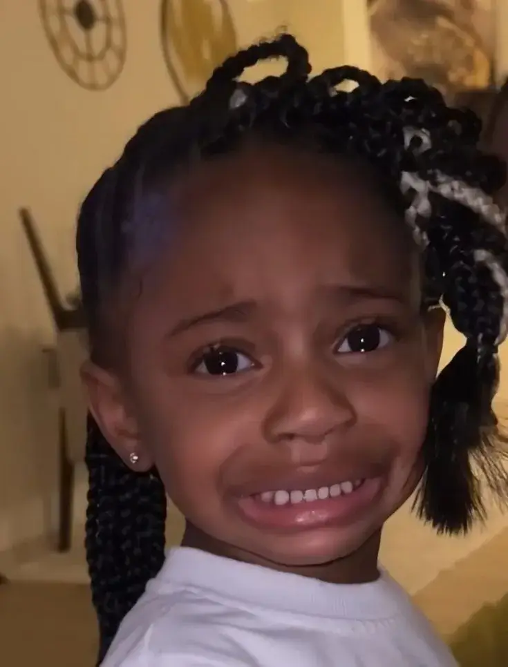 16 Giọt lệ bé gái da đen lăn dài, gương mặt đầy u uất.