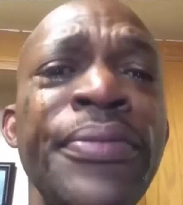 6 Gương mặt anh da đen khóc, khóe miệng cong xuống đầy bi thương.