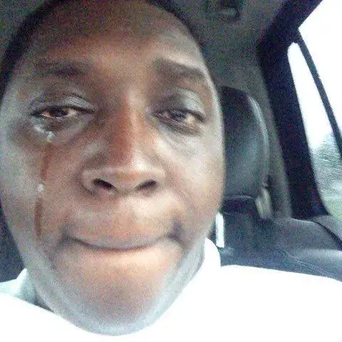 21 Biểu cảm anh da đen khóc, đôi môi mím chặt đầy cay đắng.