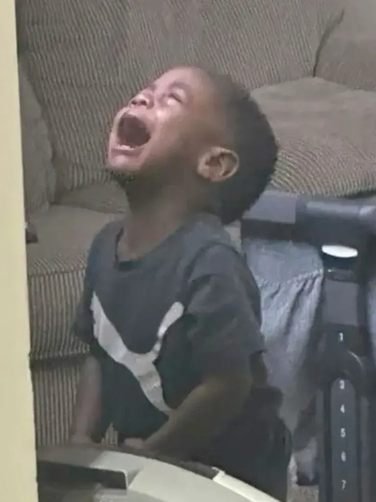 17 Em bé đa đen ngập trong nước mắt, nỗi đau được che giấu khéo léo.