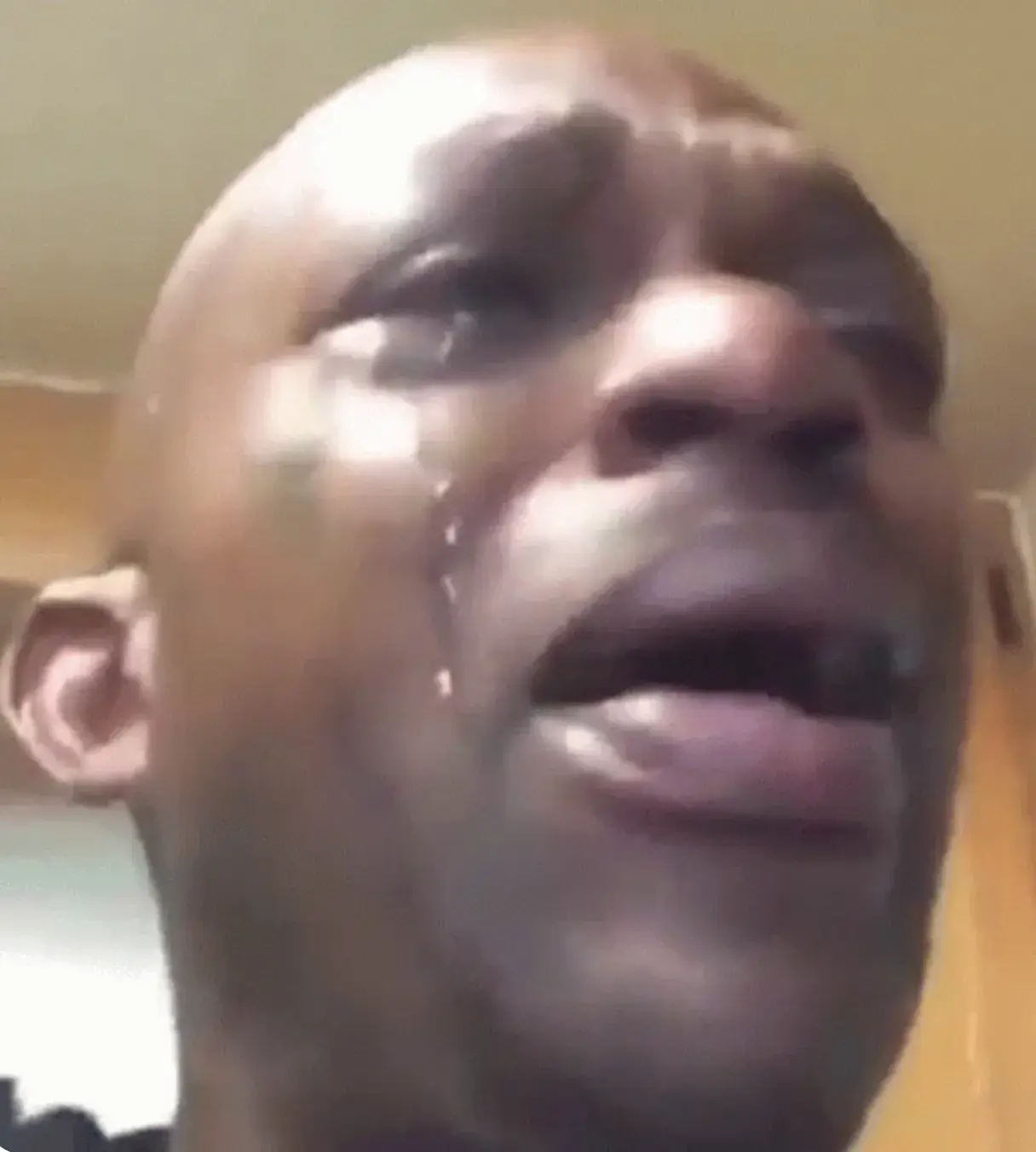 20 Ánh nhìn mệt mỏi, như đang gồng mình kìm nén.