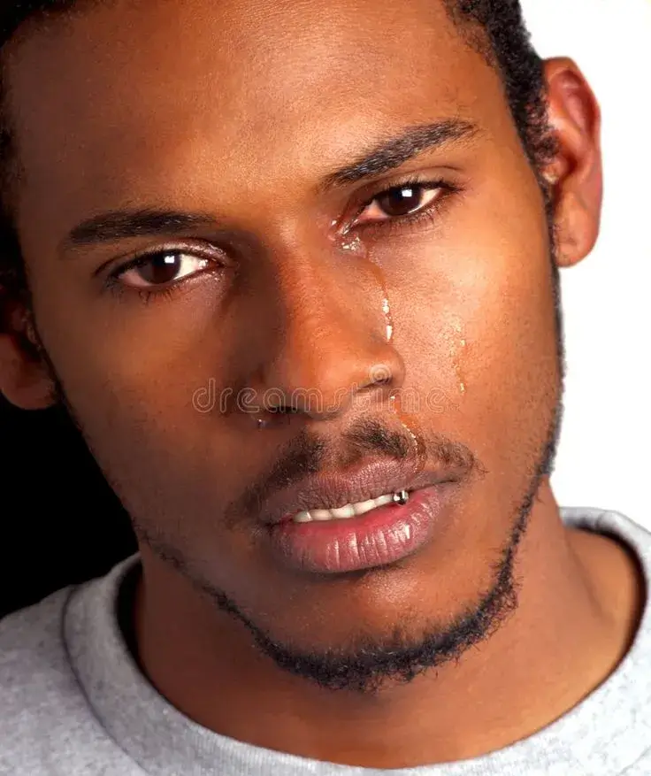 23 Khuôn mặt đau khổ, đôi mắt rưng rưng chan chứa buồn.