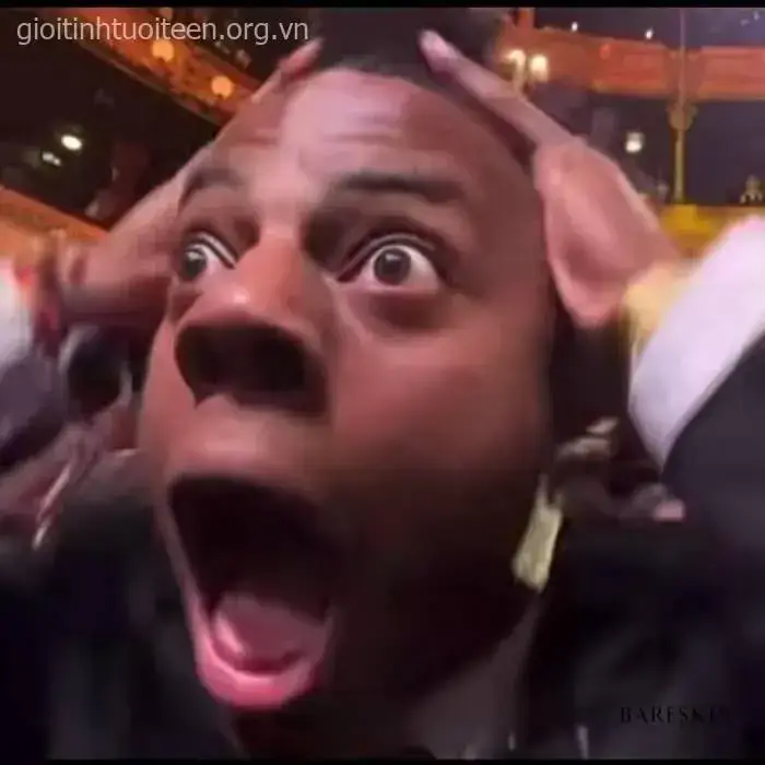 Meme TikTok reaction anh da đen ôm đầu ngỡ ngàng bật cười.