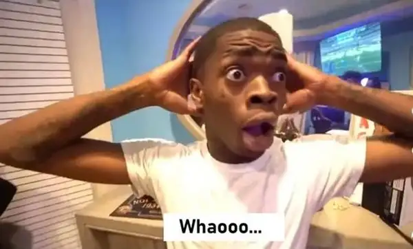 Hình Facebook chế anh da đen ôm đầu nhìn trần tuyệt vọng.