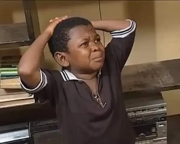 Ảnh meme Twitter anh da đen ôm đầu phản ứng khó tin.