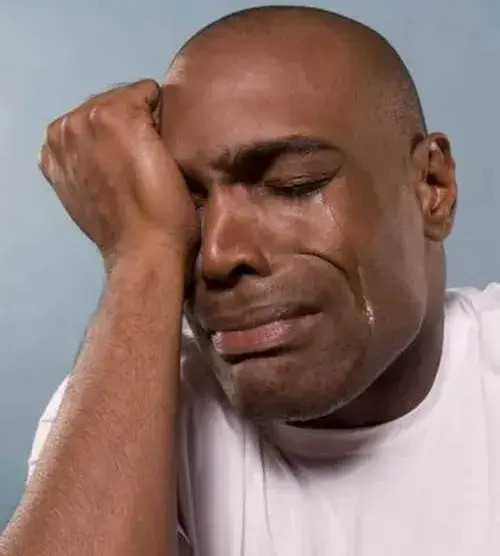 Hình diễn viên hài da đen ôm đầu trong khoảnh khắc toang.