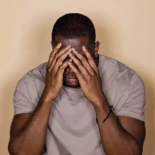 Meme reaction GIF viral anh da đen ôm đầu cực biểu cảm.