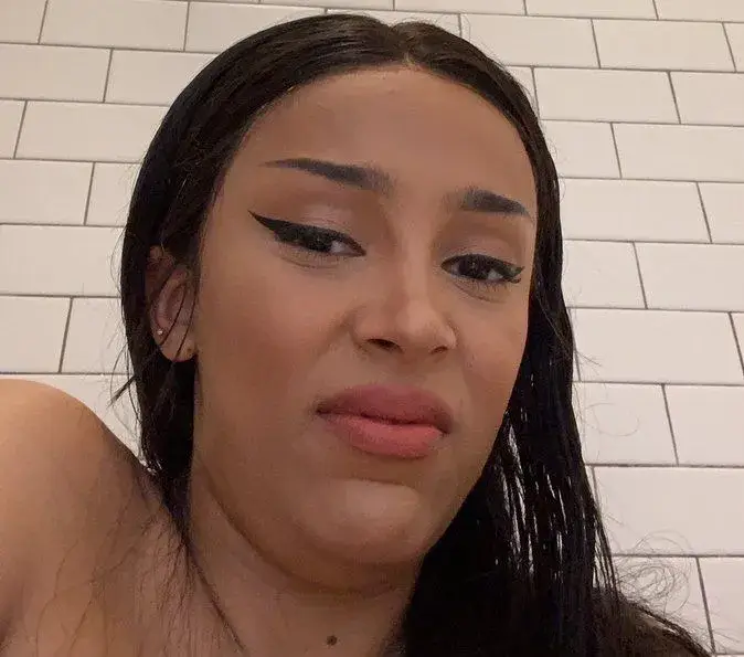 Hình meme hài khuôn mặt soi xét biểu cảm châm chọc tinh tế