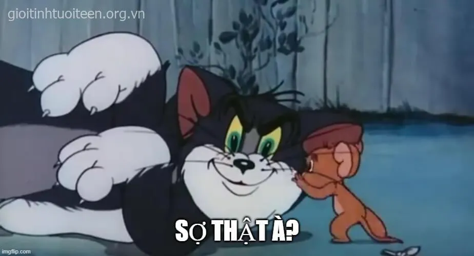 Hình troll bạn ngại hả thể hiện dáng đứng lùi nhưng vẫn cố cười