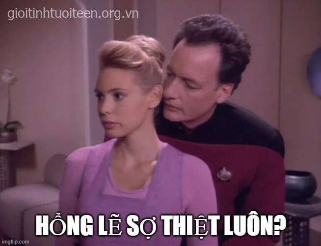 Ảnh troll bạn sợ à kèm nụ cười nửa miệng cực hợp trend mạng xã hội