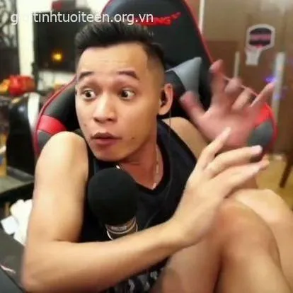 Meme chế khuôn mặt ngơ ngác giữa giờ họp chán chường.