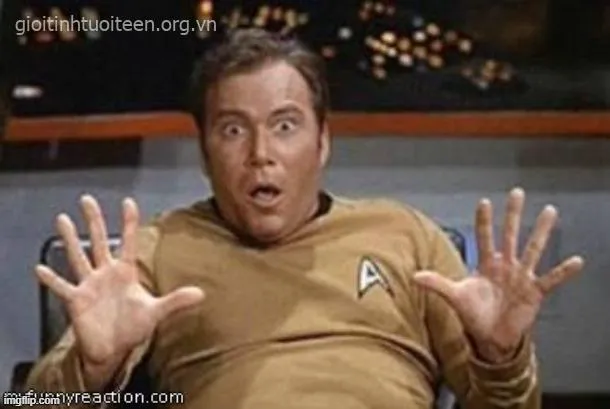 Hình troll khoảnh khắc “cứng họng” giữa đám đông.