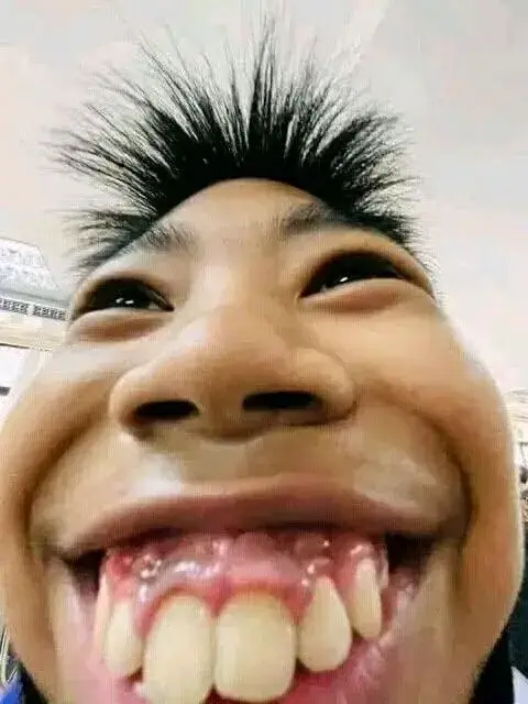 Biểu cảm cười ngớ ngẩn, vibe hài khó tả.